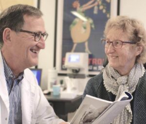 Øjenlæge i København taler med en kvindelig patient