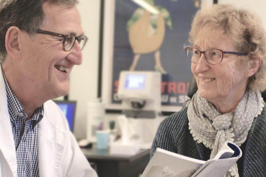 Øjenlæge i København taler med en kvindelig patient